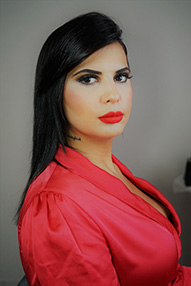 femme relookées par conseillère en image yeux charbonneux rouge à lèvre rouge