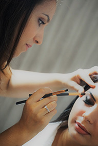 maquilleuse professionnelle en plein travail maquillage oeil sur femme