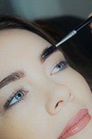 femme avec sourcils travaillés microblading