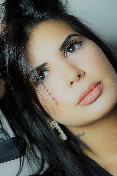 pose d'extension de cils sur femme brune