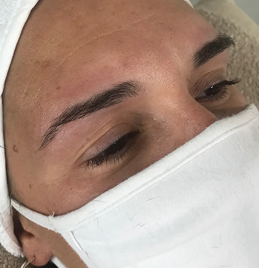 femme avec épilation au fil de ses sourcils