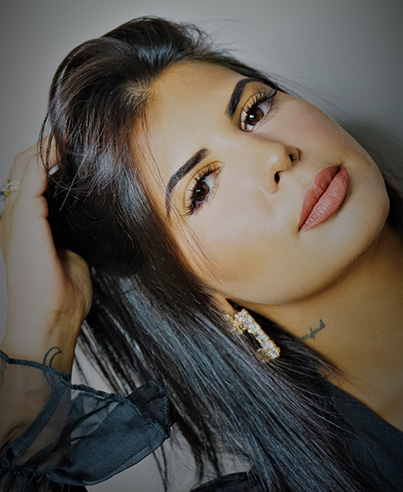 femme brune avec extensions de cils