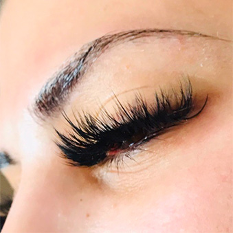regard de femme extensions de cils pose volume russe