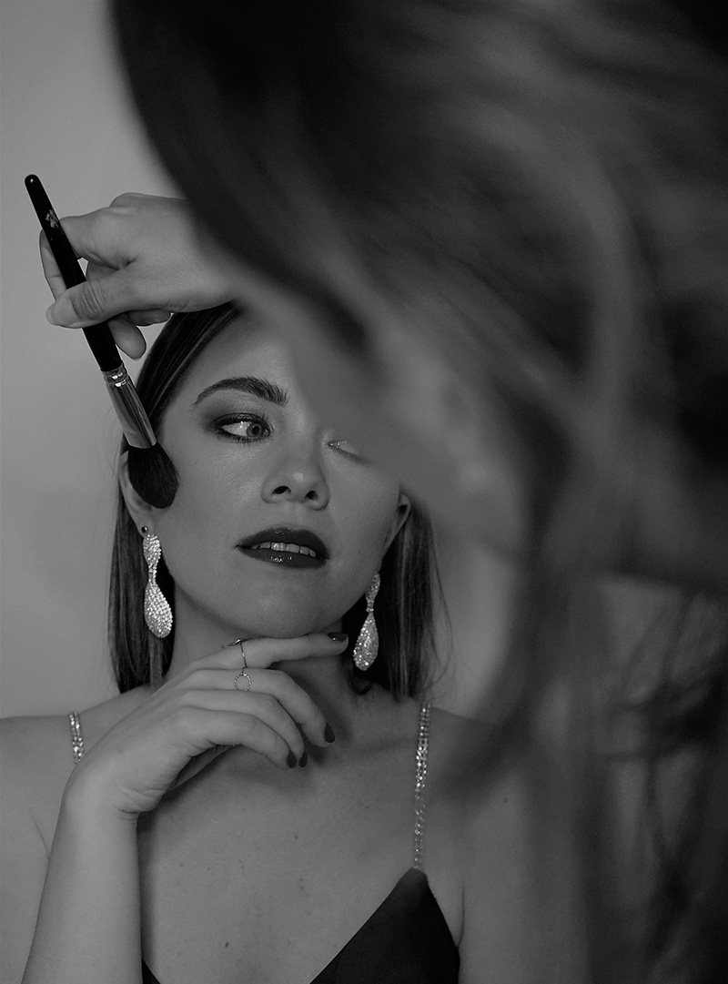 shooting photo femme entrain de se faire maquiller photo noir et blanc