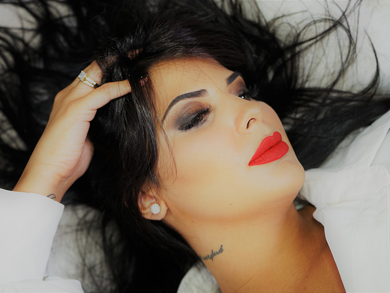 shooting photo femme brune maquillage soirée 