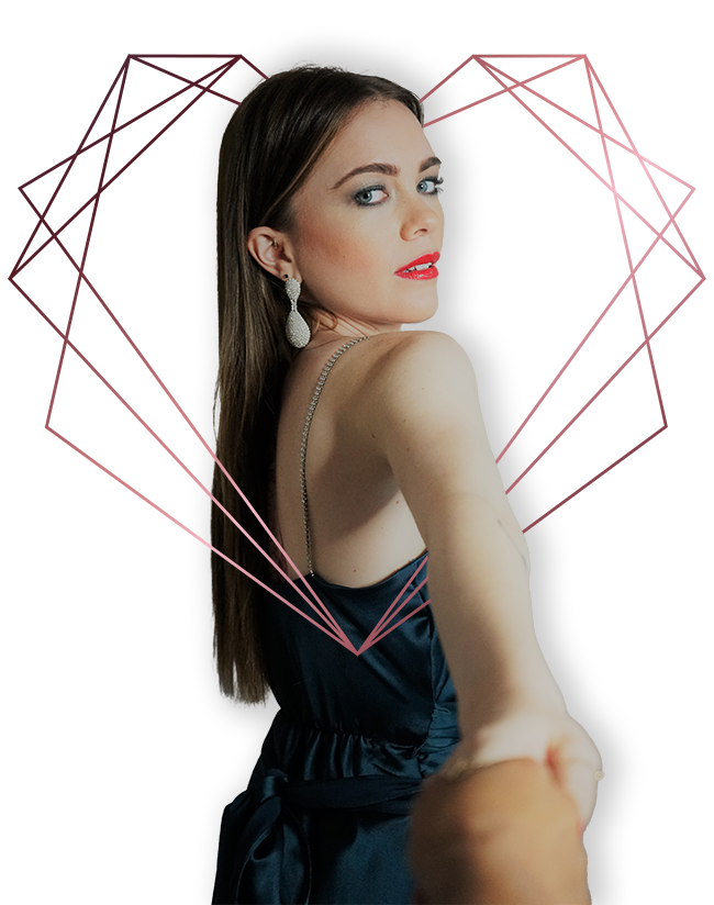 femme maquillée traversant coeur rose rouge à lèvre rouge robe de soirée